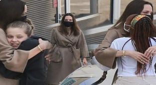 Angelina Jolie'ye hastane çıkışı çocuklarından sevgi gösterisi