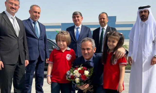 Bakan Özer'den Katar'daki Türk Okulu'na ziyaret