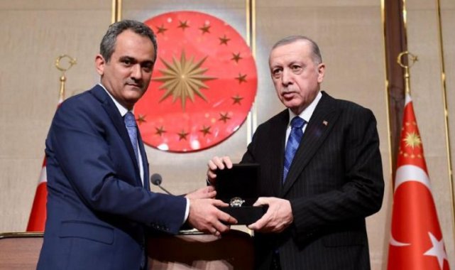 Bursalı öğrencilerin ürettiği ilk saat Cumhurbaşkanı Erdoğan'a takdim edildi