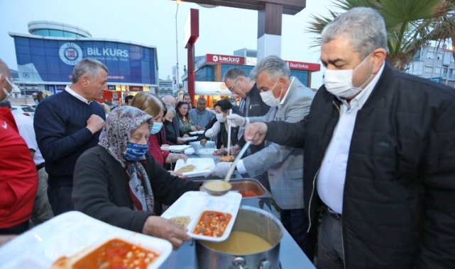 İzmir Güzelbahçe'de iftar yemeği verildi