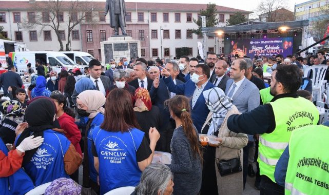 Malatya Büyükşehir Belediyesi tarafından günlük 5000 kişilik iftar yemeği dağıtılıyor