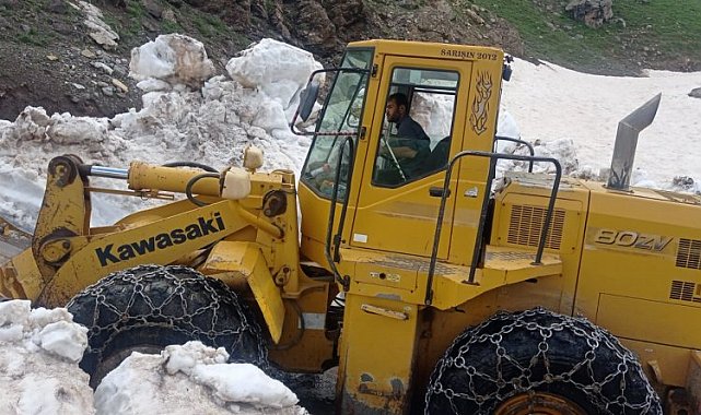 Batman Sason'da kardan kapanan son köy yolu ulaşıma açıldı