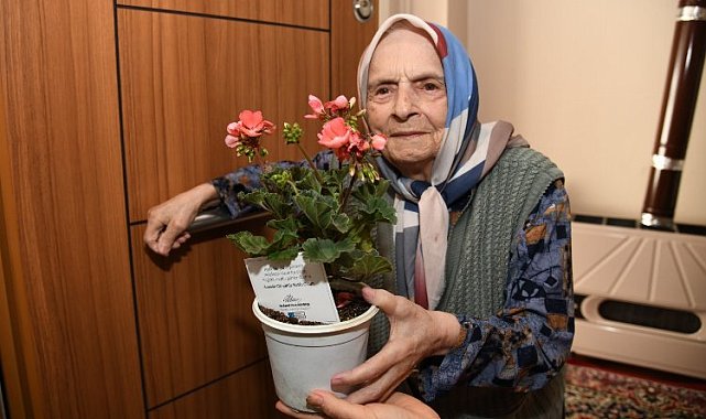 İstanbul Kadıköy'de 80 yaş üstü annelere sardunya