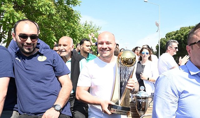 Şampiyon Manisa turunda taraftarıyla buluştu