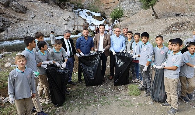 Kayseri Yahyalı'da başkan öğrencilerle  temizlik yaptı
