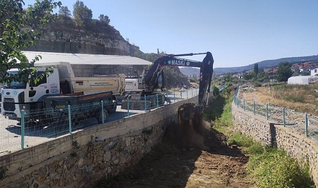 Manisa Demirci'de derelere taşkın önlemi