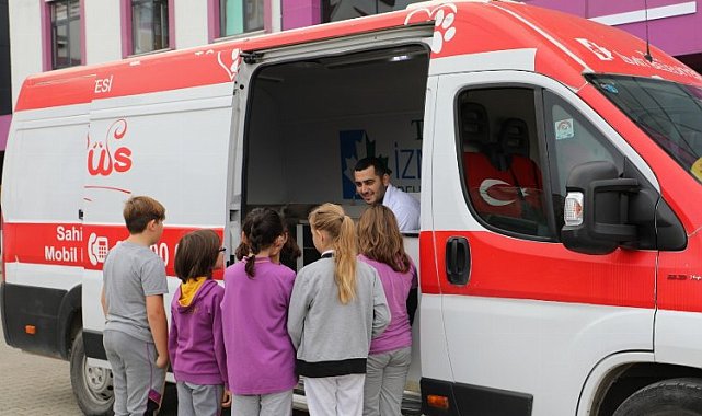 Kocaeli İzmit'te öğrencilerden Patibüs'e mama desteği