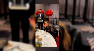 Sevgilisini yemeğe çıkardı ve adeta altın şovu yaptı!