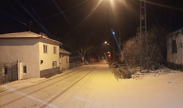 Bilecik Pazaryeri'nde mevsimin ilk kar yağışı başladı