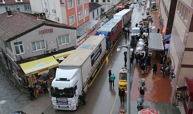 Gölcük'ten 3 tır dolusu yardım malzemesi yola çıktı