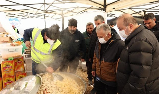 Memduh Büyükkılıç deprem bölgesinde yemek dağıttı