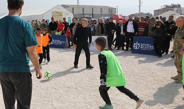 Bakan Akar çocuklarla futbol oynadı