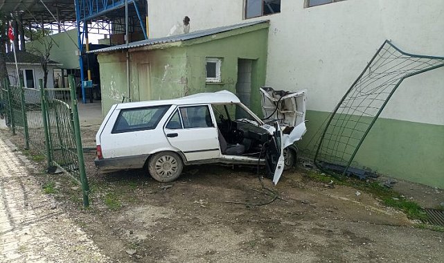 Fabrika duvarına çarparak durdu! 1 yaralı
