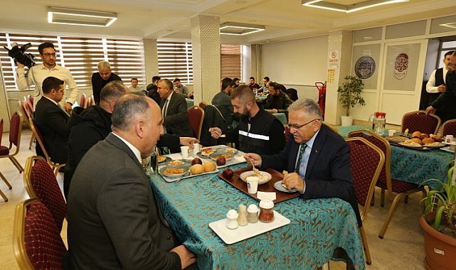 Memduh Büyükkılıç ekip arkadaşlarıyla öğle yemeği yedi