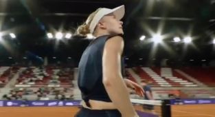 Brit Harriet Dart asks umpire to get her opponent to put DEODORANT on