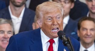 Moment Trump bestows deeply personal gift on legend 'Twin Blade'