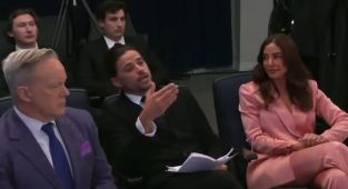 Rocker asks if Brits prosecuted for speech could seek asylum in US