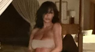 Bianca Censori bears striking resemblance to Kim K in underwear snap