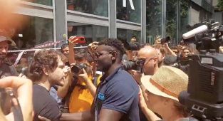 Hotel worker fights back against crowd of anti-tourism protesters