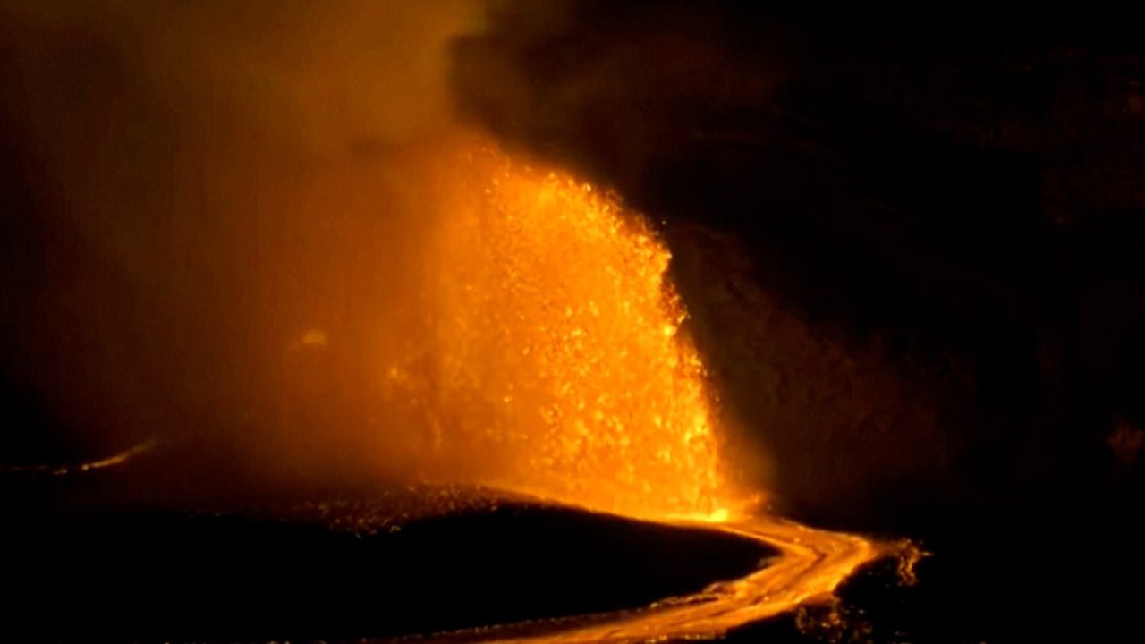 Dramatic moment Hawaii's Kilauea volcano shoots lava into the sky