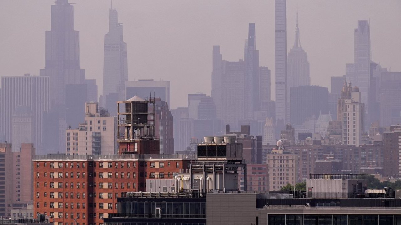 Toxic vapor plagues Manhattan as cases of deadly lung disease jump
