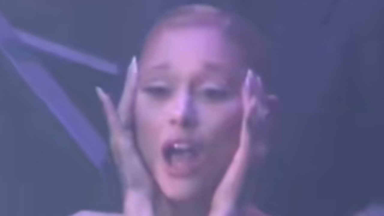 Ariana Grande accused of 'playing up to the cameras' at VMAs