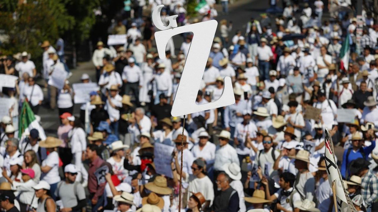 Mexico protest turns chaotic as demonstrators storm National Palace