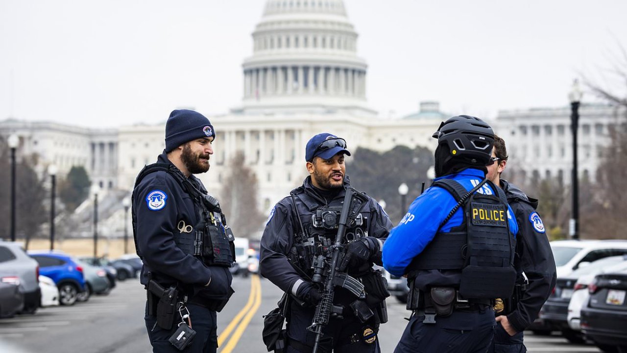 Gunman, 18, with loaded shotgun arrested after sprinting at US Capitol