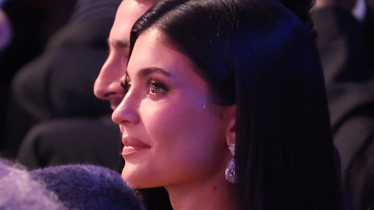 Kylie Jenner squirms at BAFTA host Alan Cummings' innuendo-packed joke