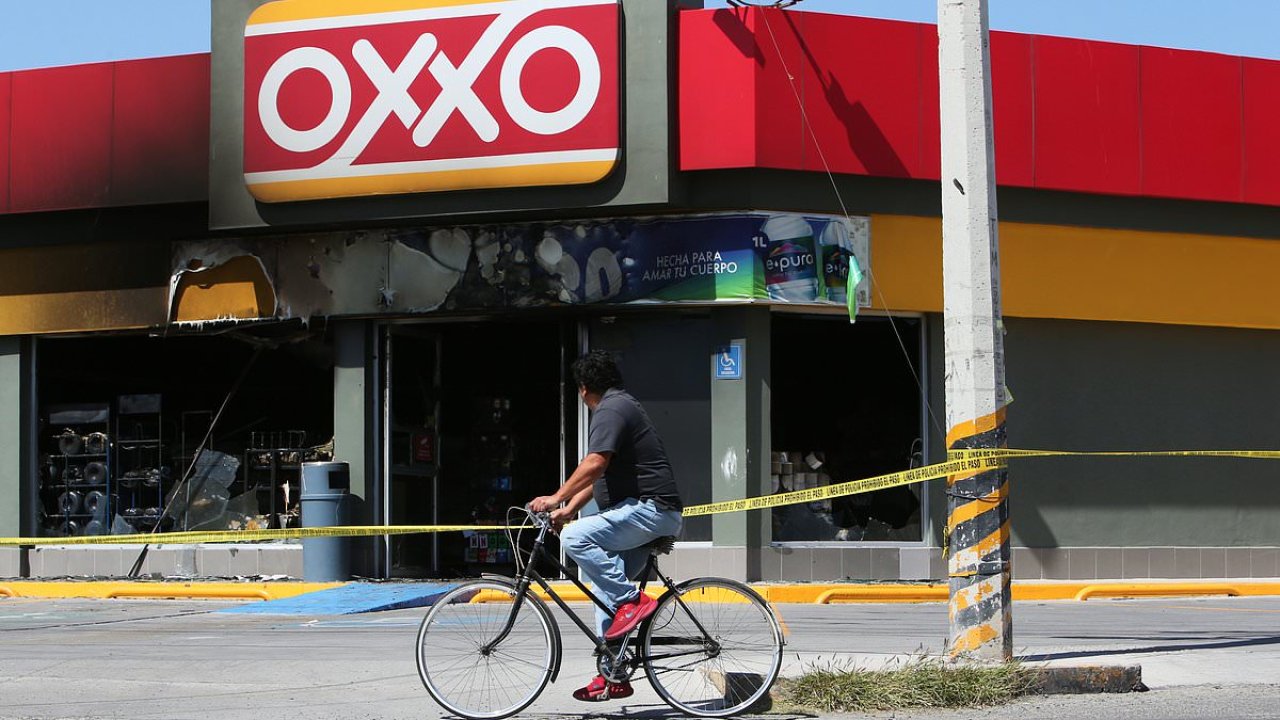 Terrified tourists in Puerto Vallarta watch shops get torched
