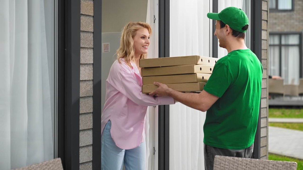 Uber Eats introduces cheeky update to force customers into tipping