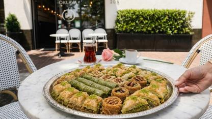 California'da Tatlı Alarmı: Oklava Cafe’de Tepsi Baklavalarda Büyük İndirim!