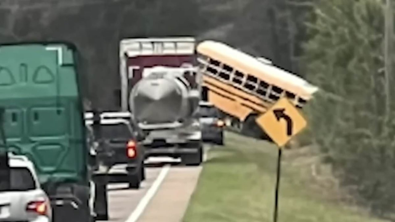 Two students killed and seven injured after Tennessee school bus crash