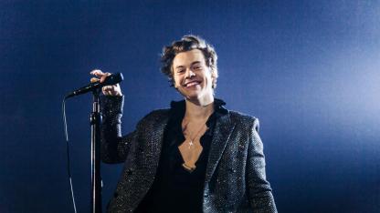 Harry Styles Sahnede Bir Anda Yere Yığıldı!