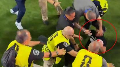 Dünya Kupası’nda Skandal Görüntüler! Güvenlik Çizgiyi Aşınca Maç Durdu!