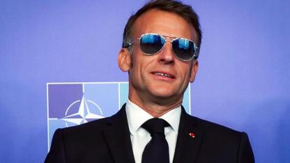 Macron güneş gözlüğünü kapalı alanda bile çıkarmadı! İşte dikkat çeken iddia