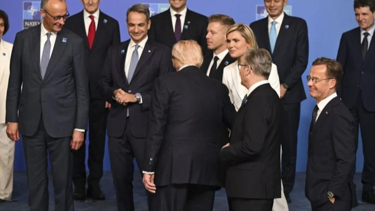 NATO Zirvesinde gözler Trump'taydı: Liderleri pas geçti, sadece o isimle tokalaştı