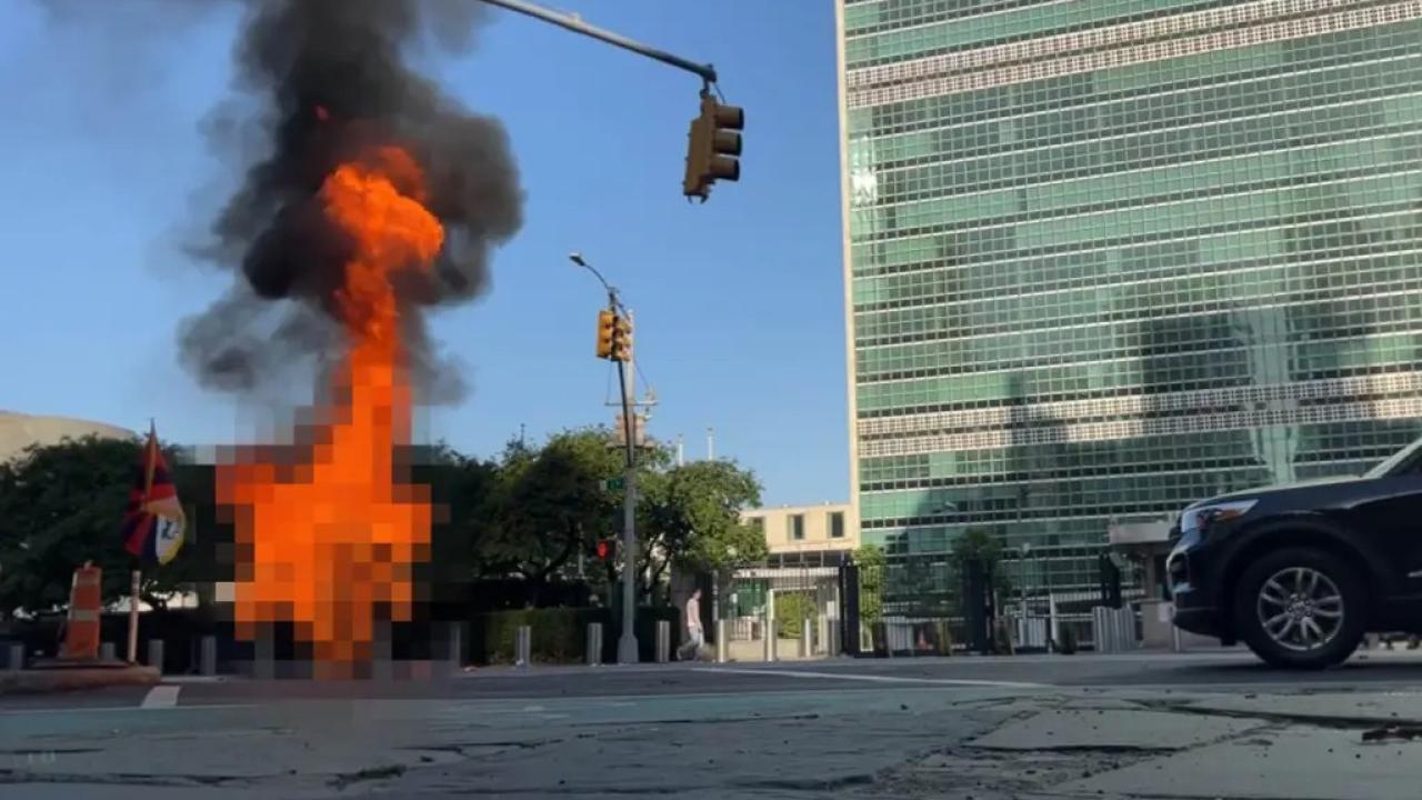 New York'ta Şok Protesto: BM Önünde Kendini Yaktı