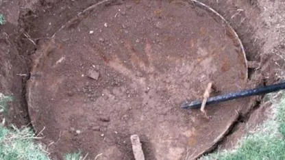 Satın aldığı evin bahçesinde kazı yaptı! Toprağın altından çıkan şey şoke etti