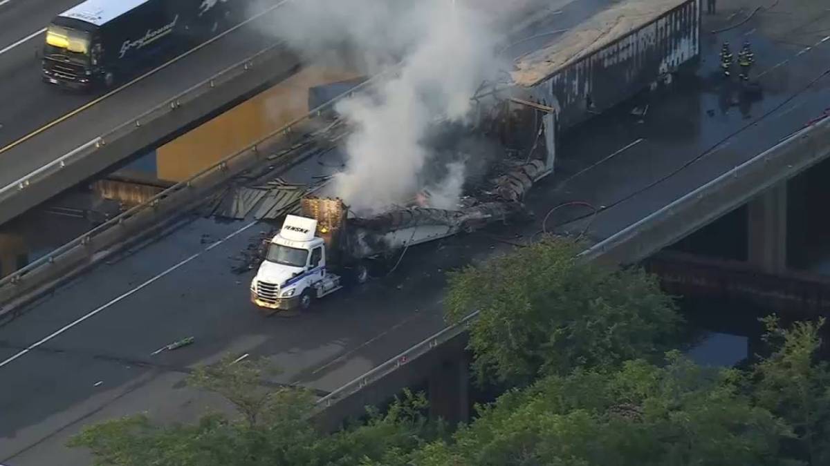 ABD'deki otoyolda tır alev aldı: New Jersey Turnpike karıştı