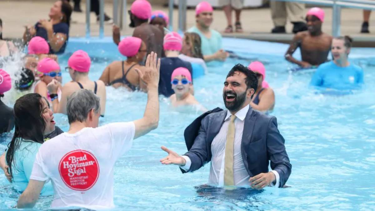 New York Belediye Başkanı yaz sezonunu havuza atlayarak açtı