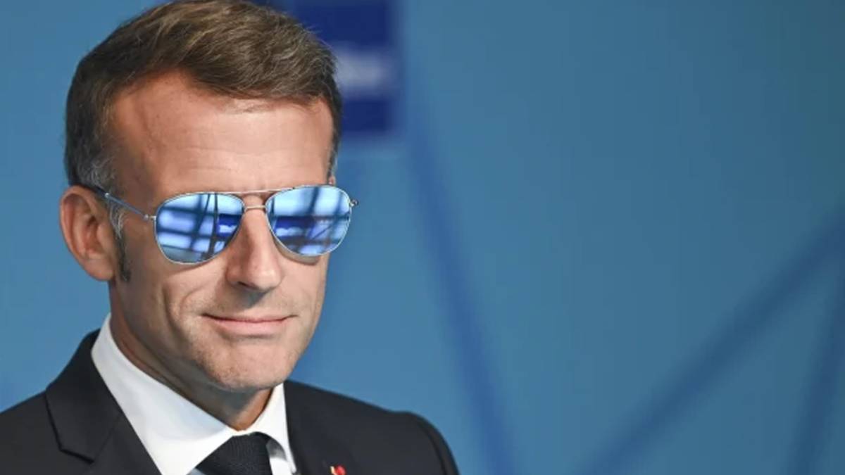 Macron güneş gözlüğünü kapalı alanda bile çıkarmadı! İşte dikkat çeken iddia