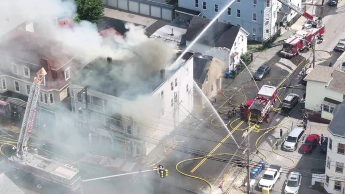 Massachusetts'te büyük yangın: Alevler 3 binayı sardı